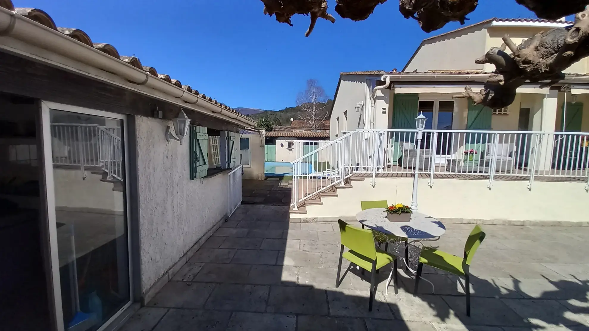 Villa avec piscine, terrasse, garage et vue dégagée à Le Poujol-sur-Orb 