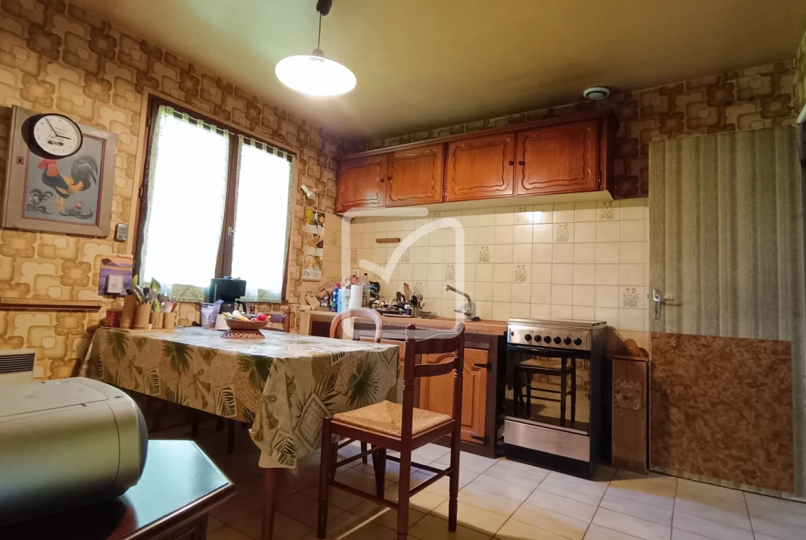 Maison de plain-pied avec grand terrain boisé à Antonne et Trigonant 