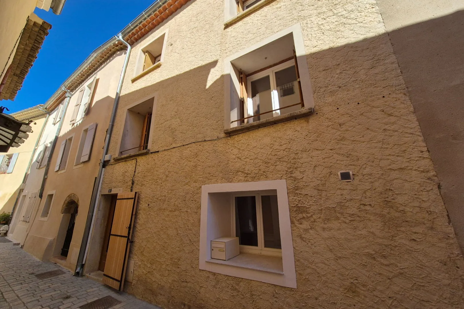 Charmante maison de village à vendre à Puyloubier avec stationnement ou jardinet 