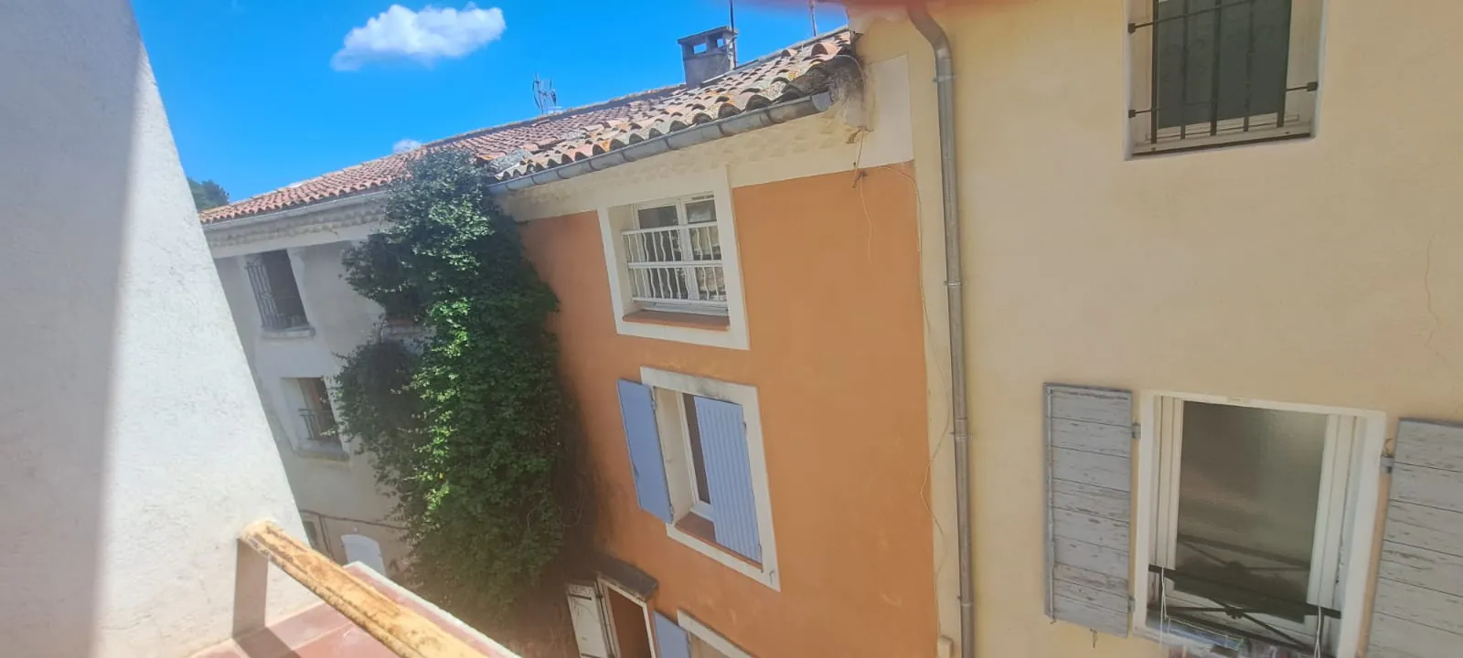 Charmante maison de village à vendre à Puyloubier avec stationnement ou jardinet 