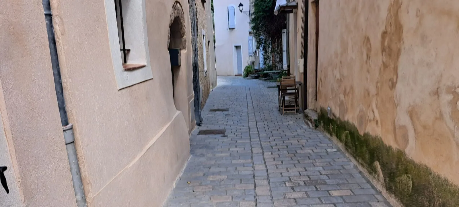Charmante maison de village à vendre à Puyloubier avec stationnement ou jardinet 