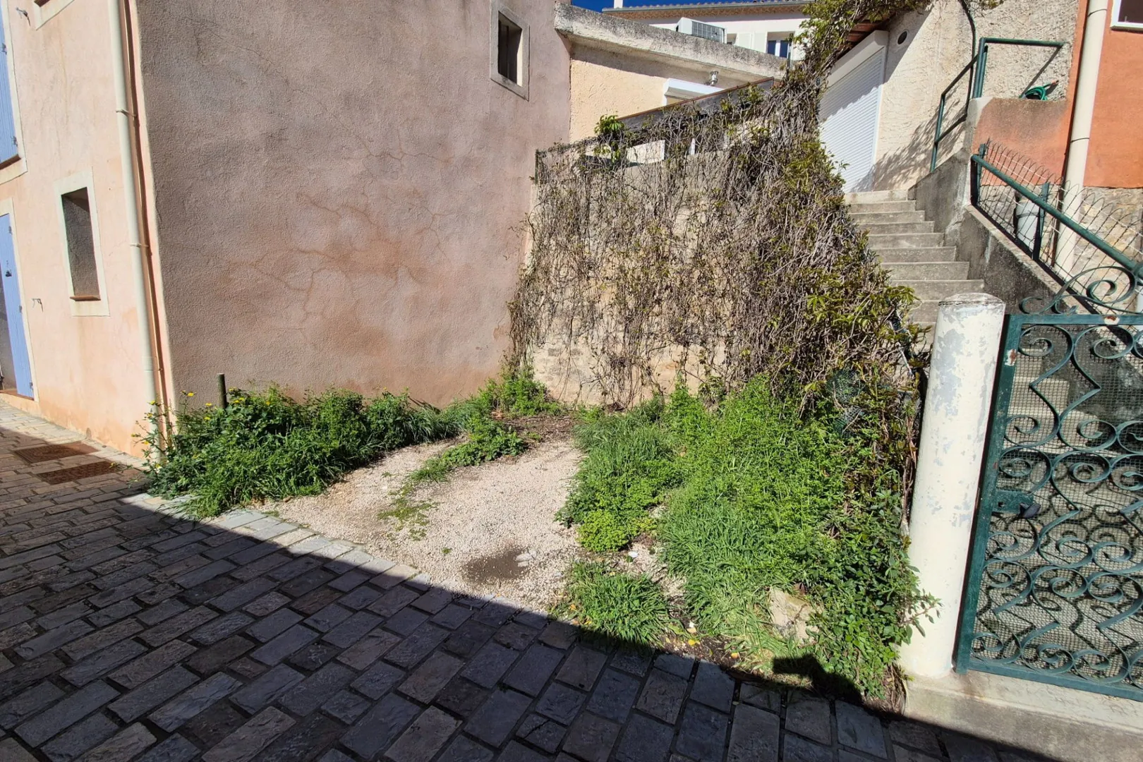 Charmante maison de village à vendre à Puyloubier avec stationnement ou jardinet 