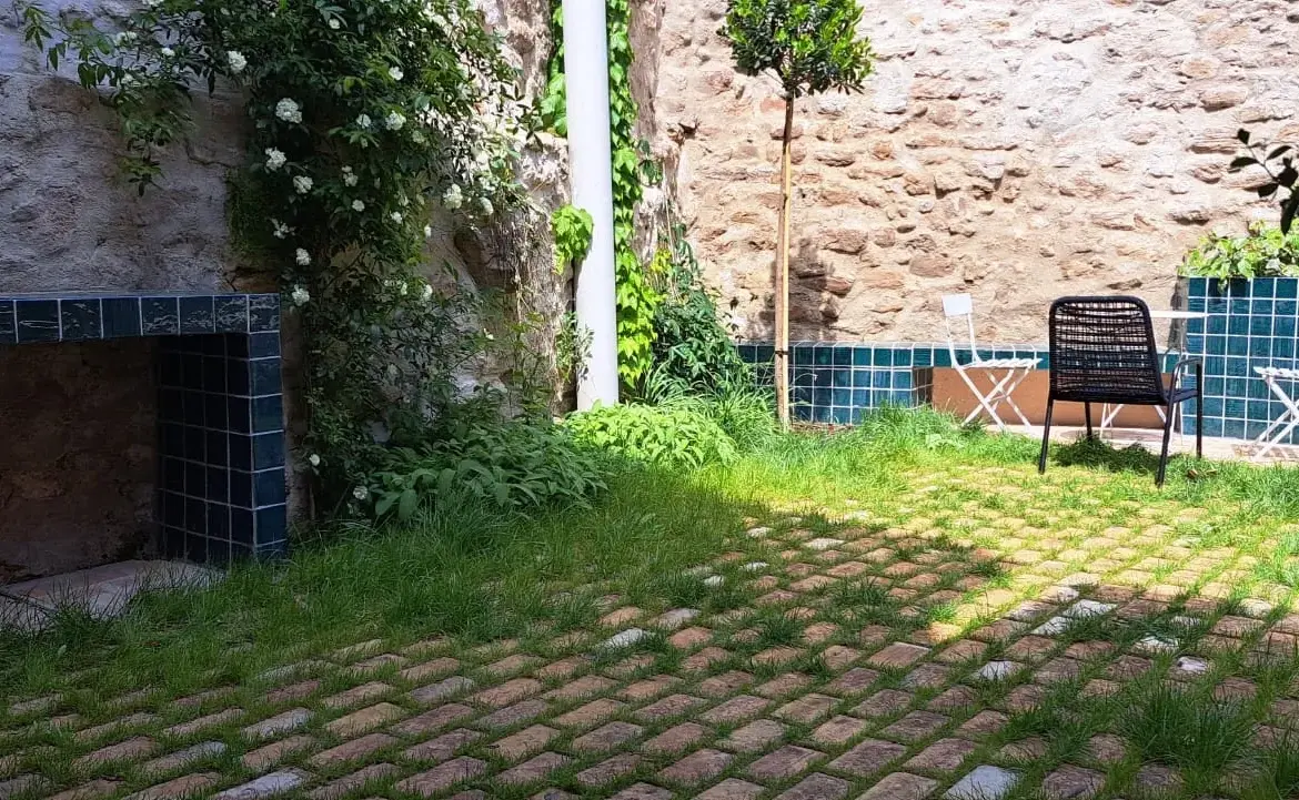 Charmante maison de village à vendre à Puyloubier avec stationnement ou jardinet 