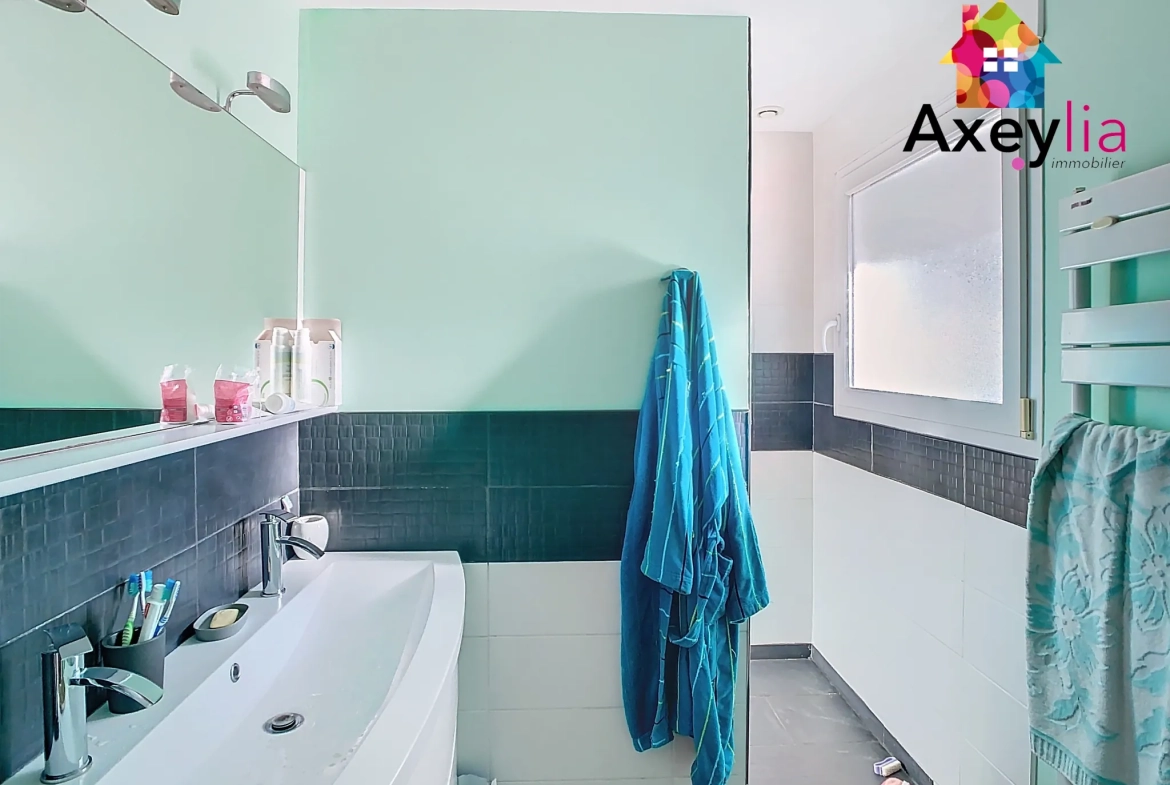 Maison familiale rénovée avec piscine à Saint-Germain-Lespinasse 