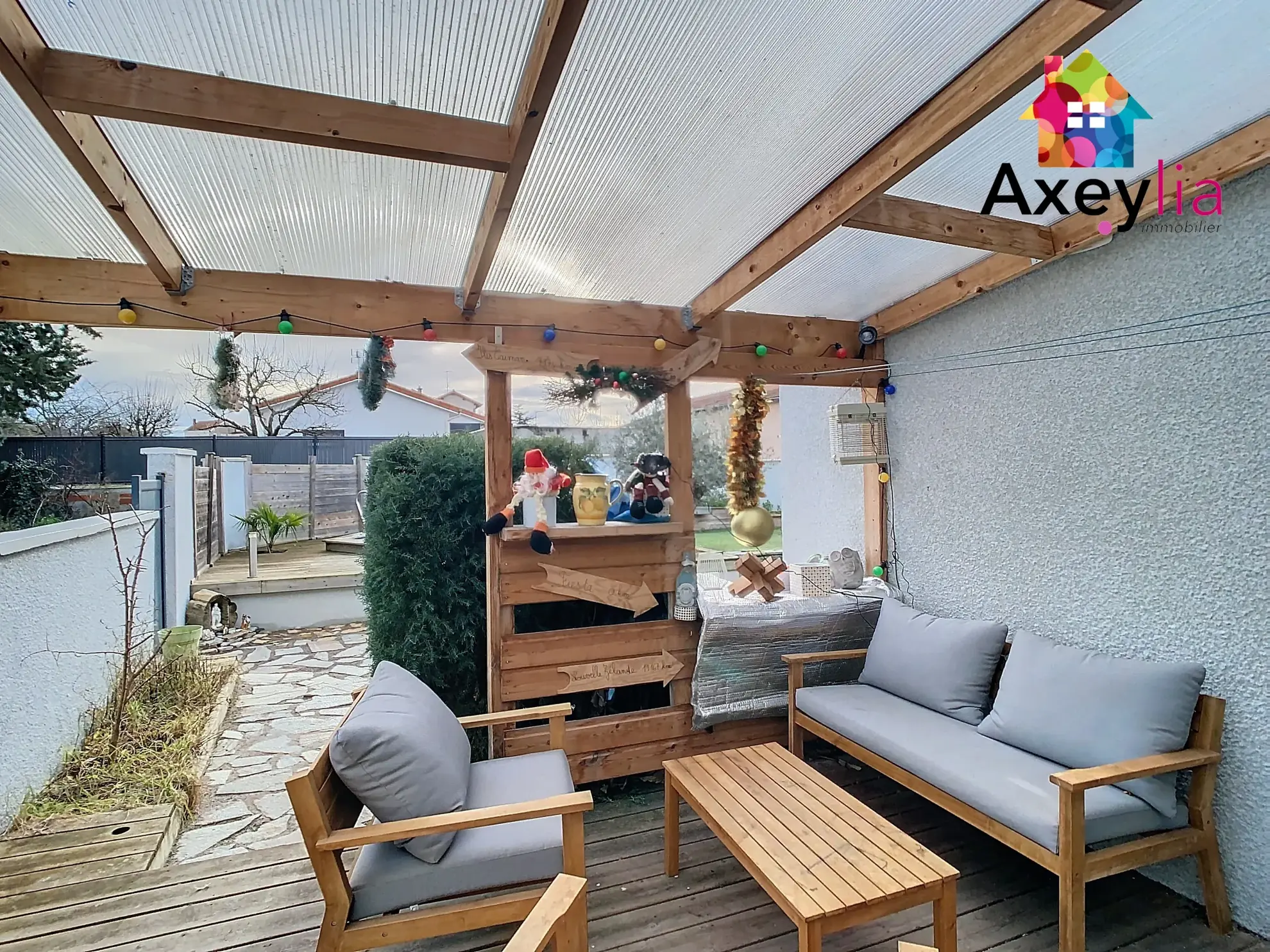 Maison familiale rénovée avec piscine à Saint-Germain-Lespinasse 