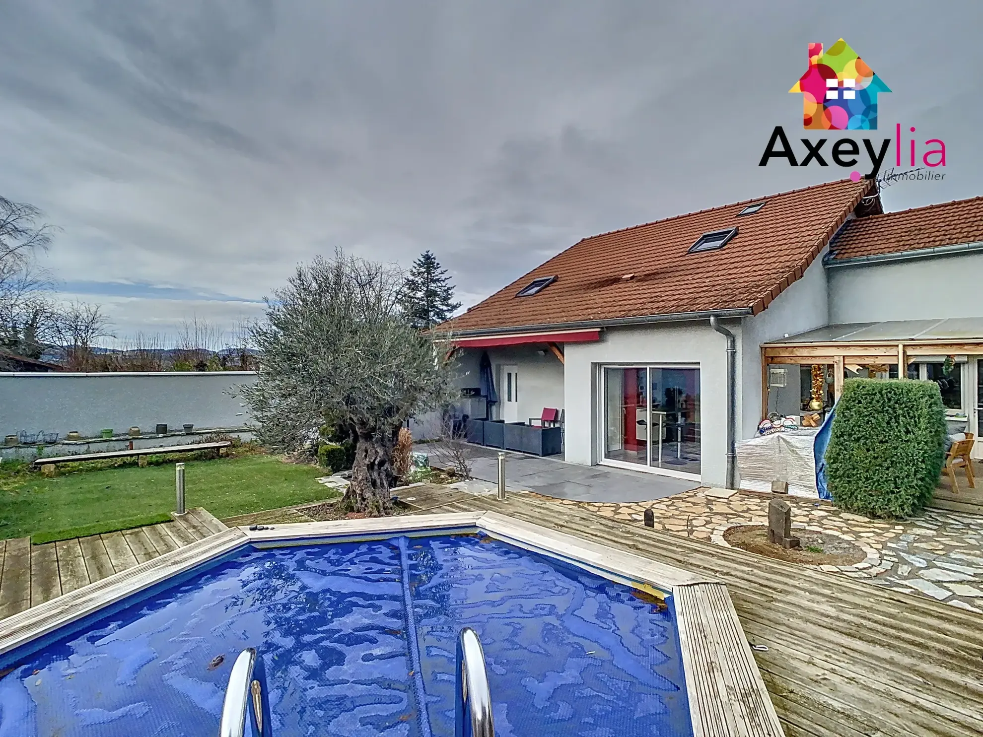 Maison familiale rénovée avec piscine à Saint-Germain-Lespinasse 