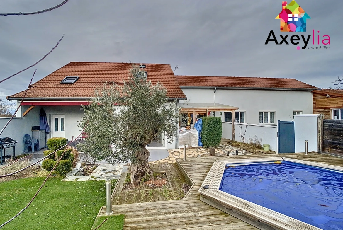 Maison familiale rénovée avec piscine à Saint-Germain-Lespinasse 