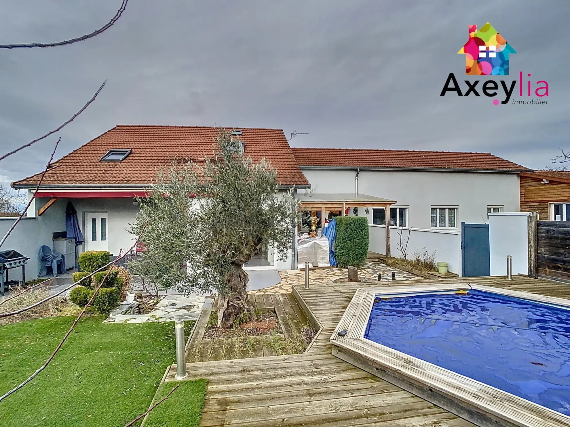 Maison familiale rénovée avec piscine à Saint-Germain-Lespinasse 