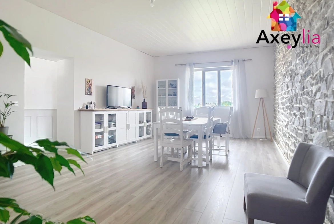 Maison en pierres rénovée avec 3 chambres et grand terrain à Saint-Symphorien-de-Lay 