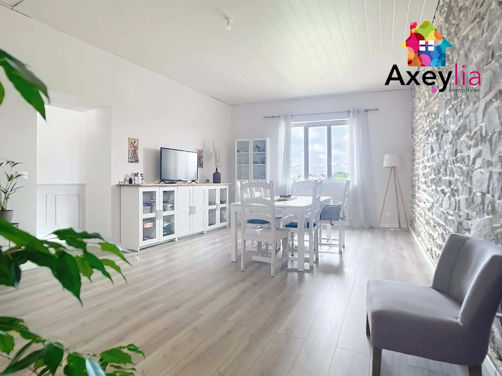 Maison en pierres rénovée avec 3 chambres et grand terrain à Saint-Symphorien-de-Lay 