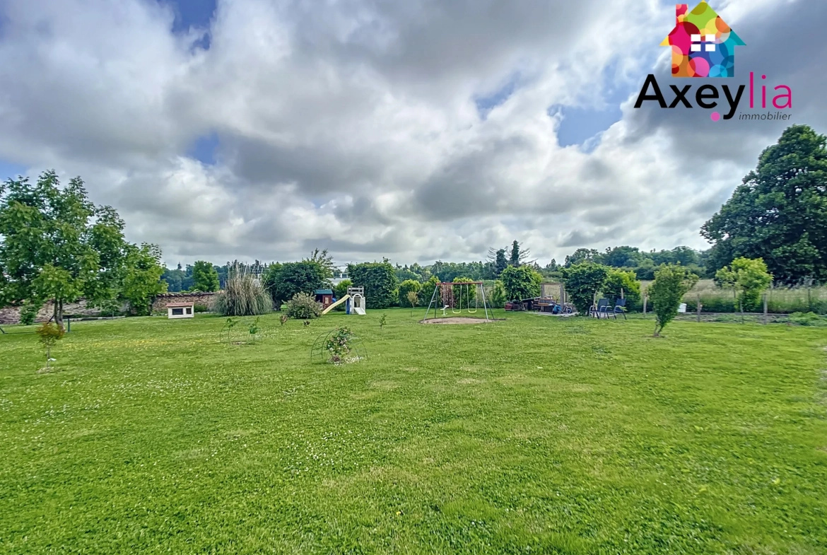 Maison en pierres rénovée avec 3 chambres et grand terrain à Saint-Symphorien-de-Lay 
