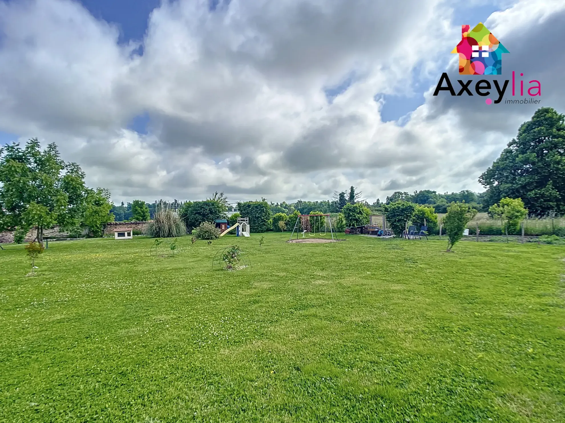 Maison en pierres rénovée avec 3 chambres et grand terrain à Saint-Symphorien-de-Lay 