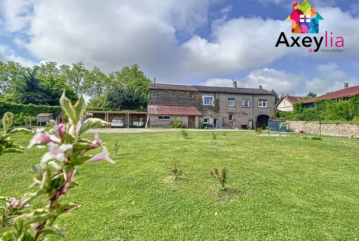Maison en pierres rénovée avec 3 chambres et grand terrain à Saint-Symphorien-de-Lay 