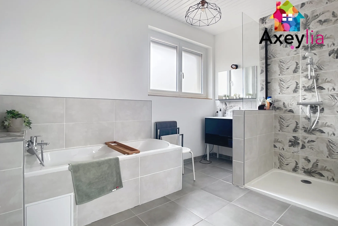 Maison en pierres rénovée avec 3 chambres et grand terrain à Saint-Symphorien-de-Lay 