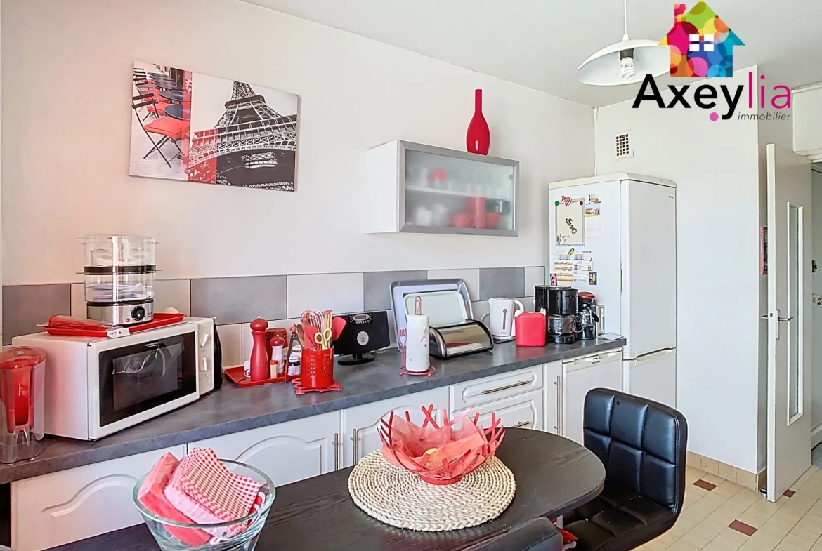 Appartement T3 à vendre à Roanne avec balcon, cave et parking près de la piscine 