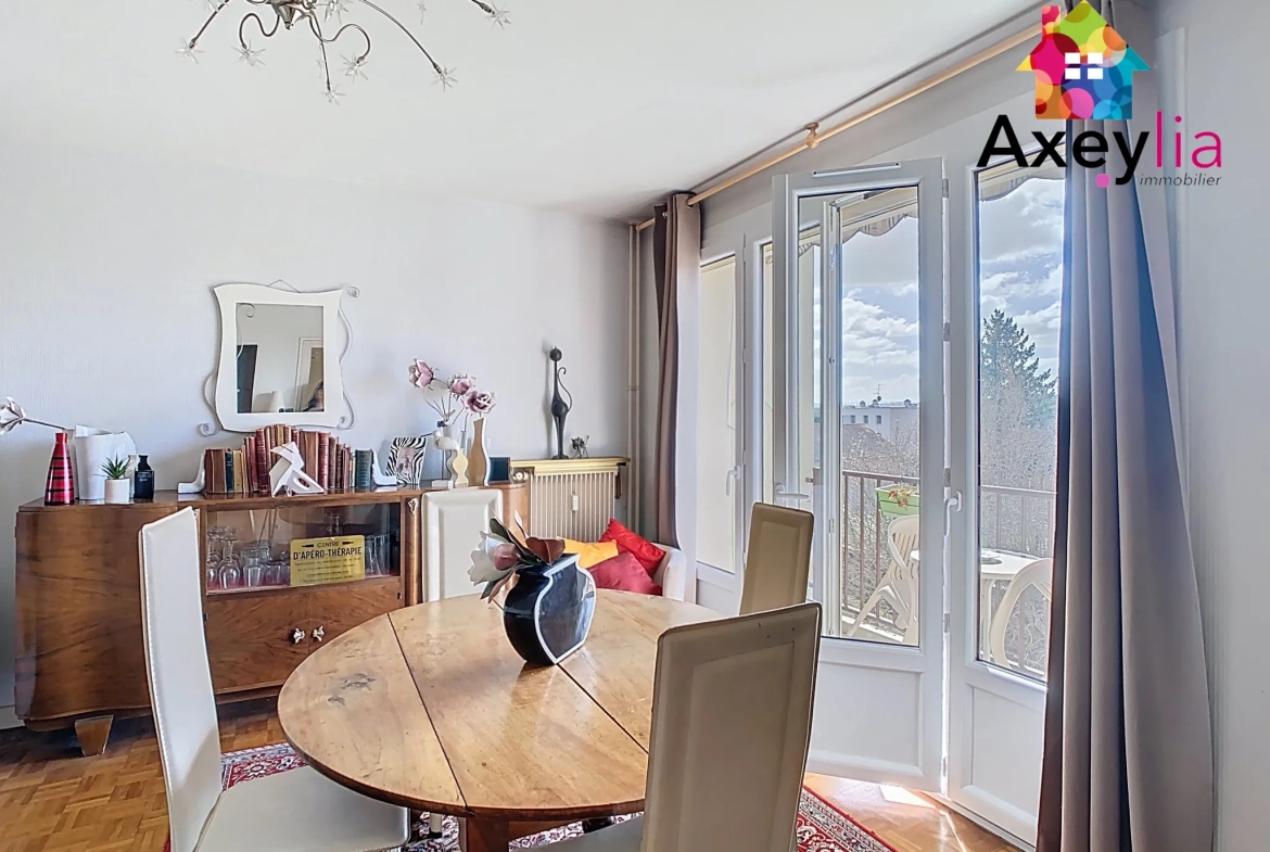 Appartement T3 à vendre à Roanne avec balcon, cave et parking près de la piscine 