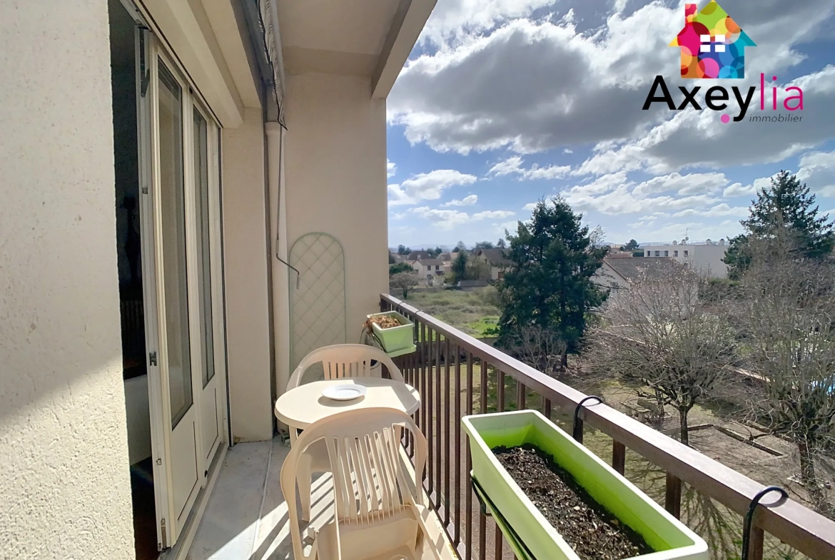 Appartement T3 à vendre à Roanne avec balcon, cave et parking près de la piscine 