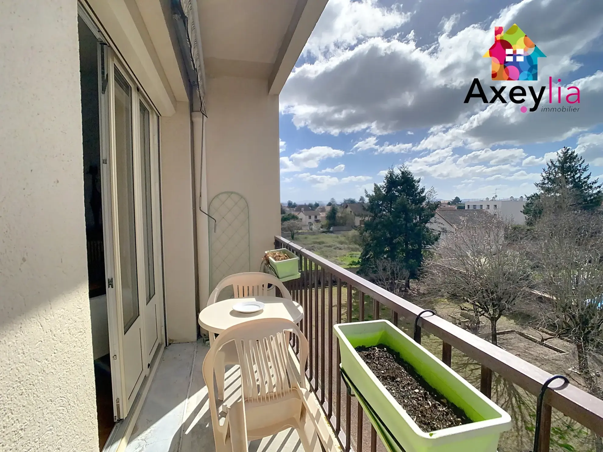 Appartement T3 à vendre à Roanne avec balcon, cave et parking près de la piscine 