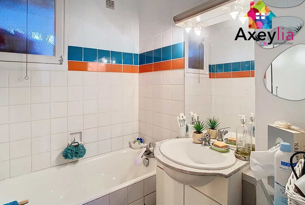 Appartement T3 à vendre à Roanne avec balcon, cave et parking près de la piscine 