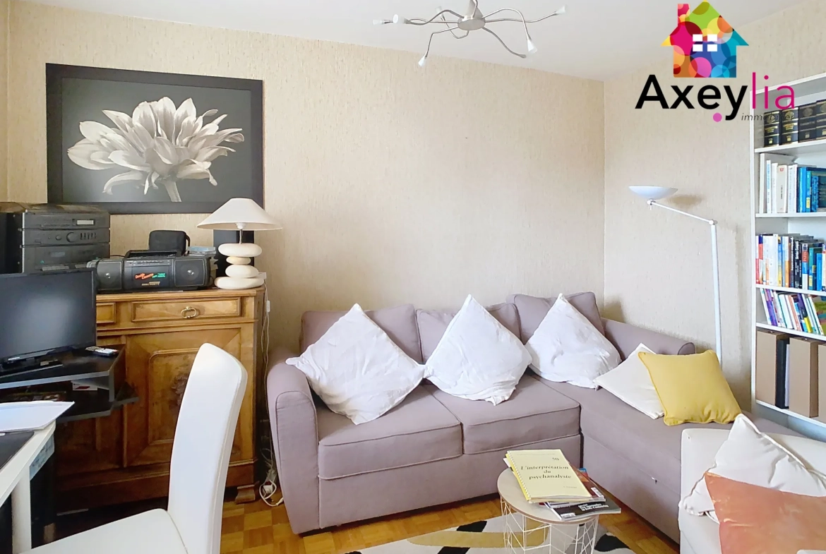 Appartement T3 à vendre à Roanne avec balcon, cave et parking près de la piscine 