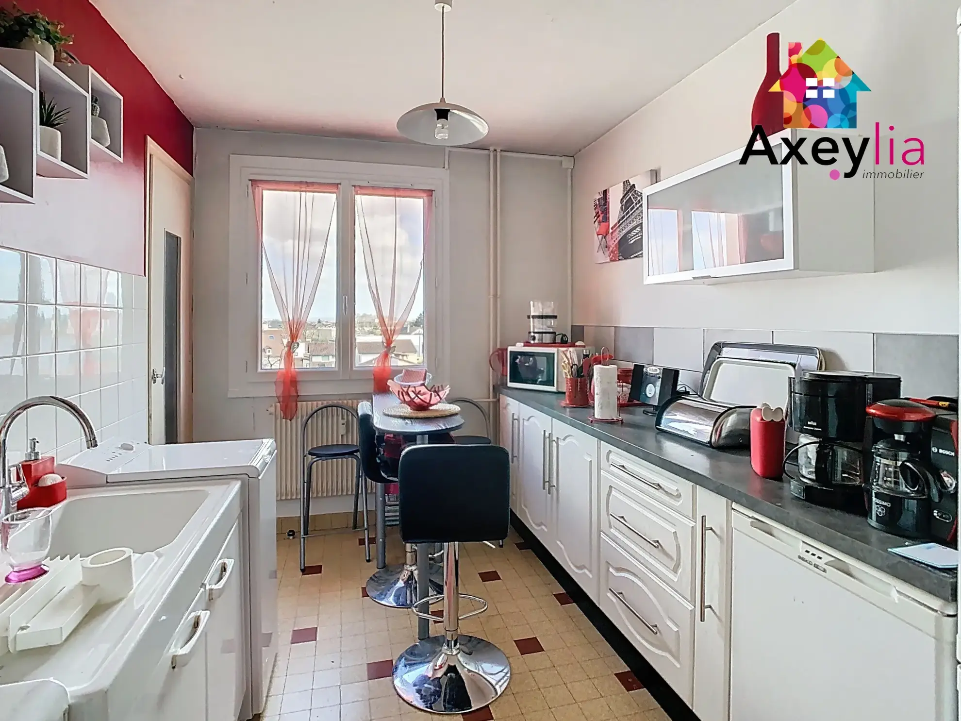 Appartement T3 à vendre à Roanne avec balcon, cave et parking près de la piscine 
