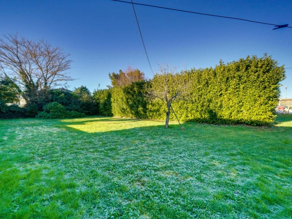 Terrain constructible de 700 m² à Salignac - Proche commodités