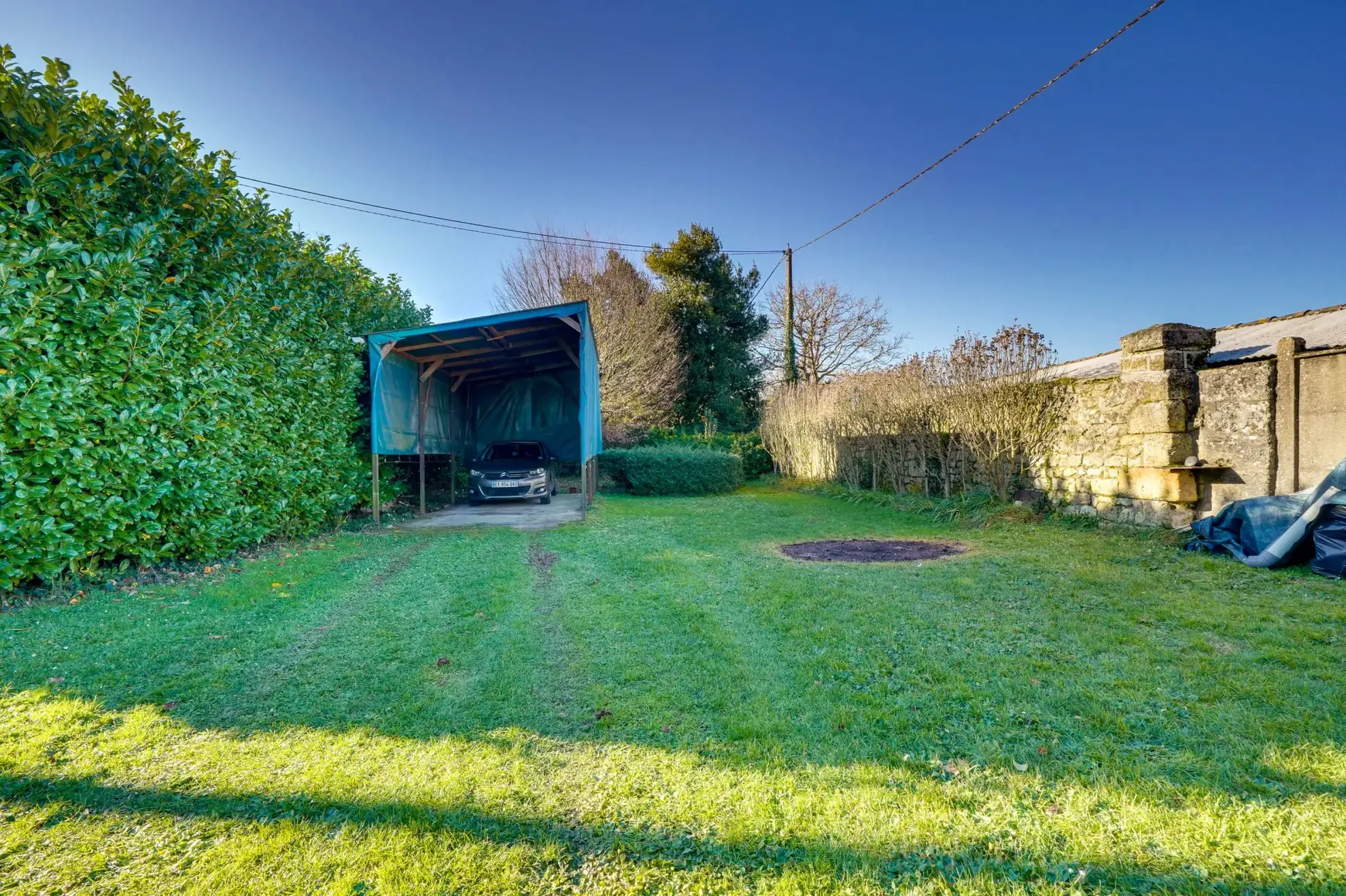 Terrain constructible de 700 m² à Salignac - Proche commodités 