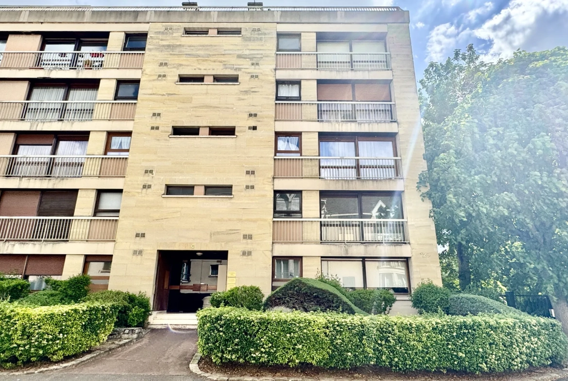 À vendre appartement 3 pièces lumineux à Mantes-la-Ville avec balcon et parking 