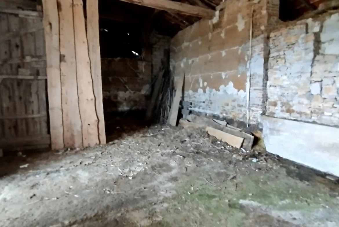 Fermette mitoyenne à rénover avec grandes dépendances dans la campagne, 1500 m² de terrain à St Amour 