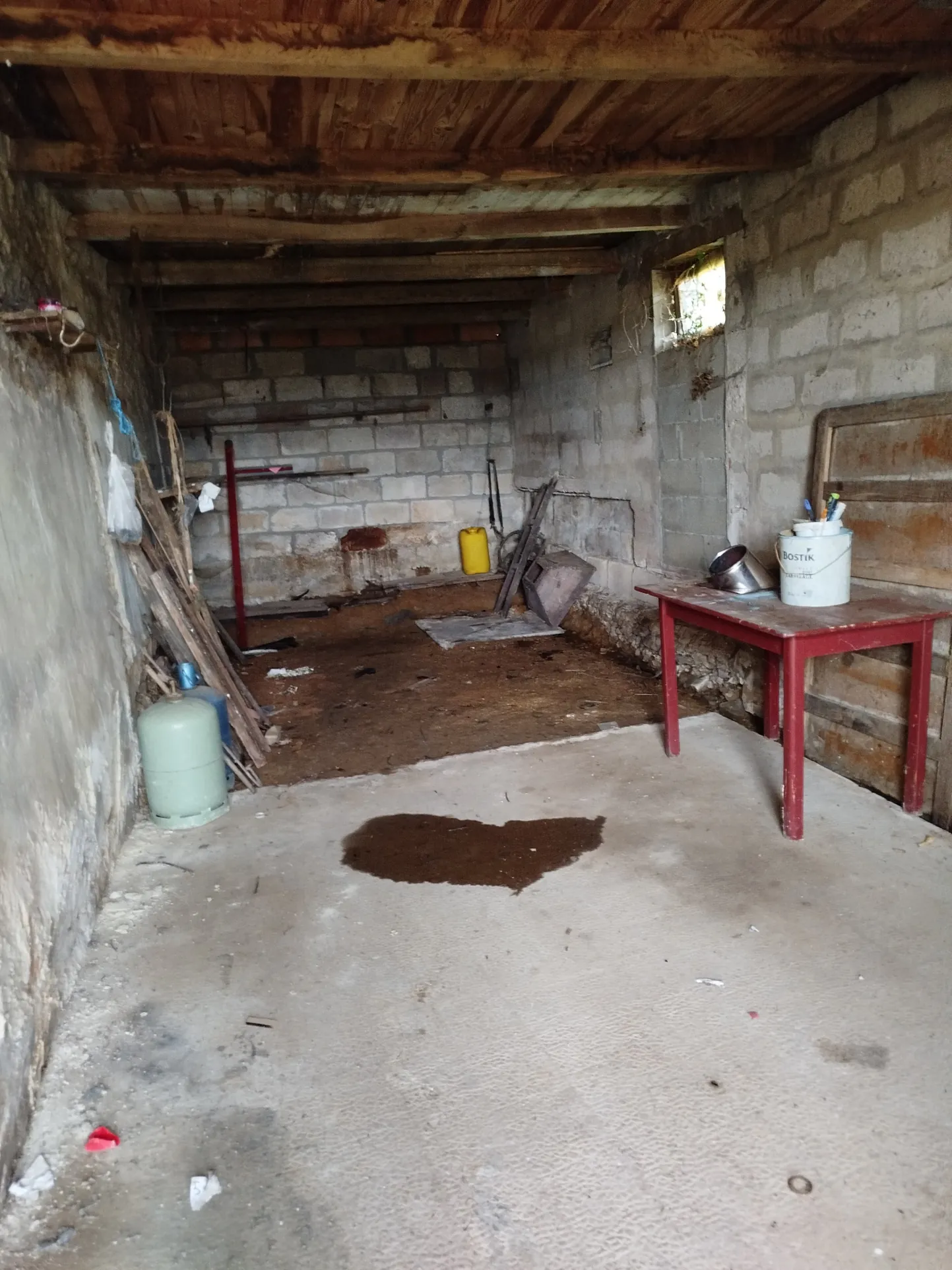 Fermette mitoyenne à rénover avec grandes dépendances dans la campagne, 1500 m² de terrain à St Amour 
