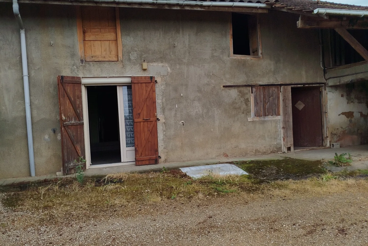 Fermette mitoyenne à rénover avec grandes dépendances dans la campagne, 1500 m² de terrain à St Amour 