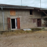 Fermette mitoyenne à rénover avec grandes dépendances dans la campagne, 1500 m² de terrain à St Amour