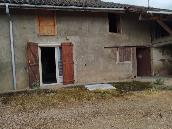 Fermette mitoyenne à rénover avec grandes dépendances dans la campagne, 1500 m² de terrain à St Amour