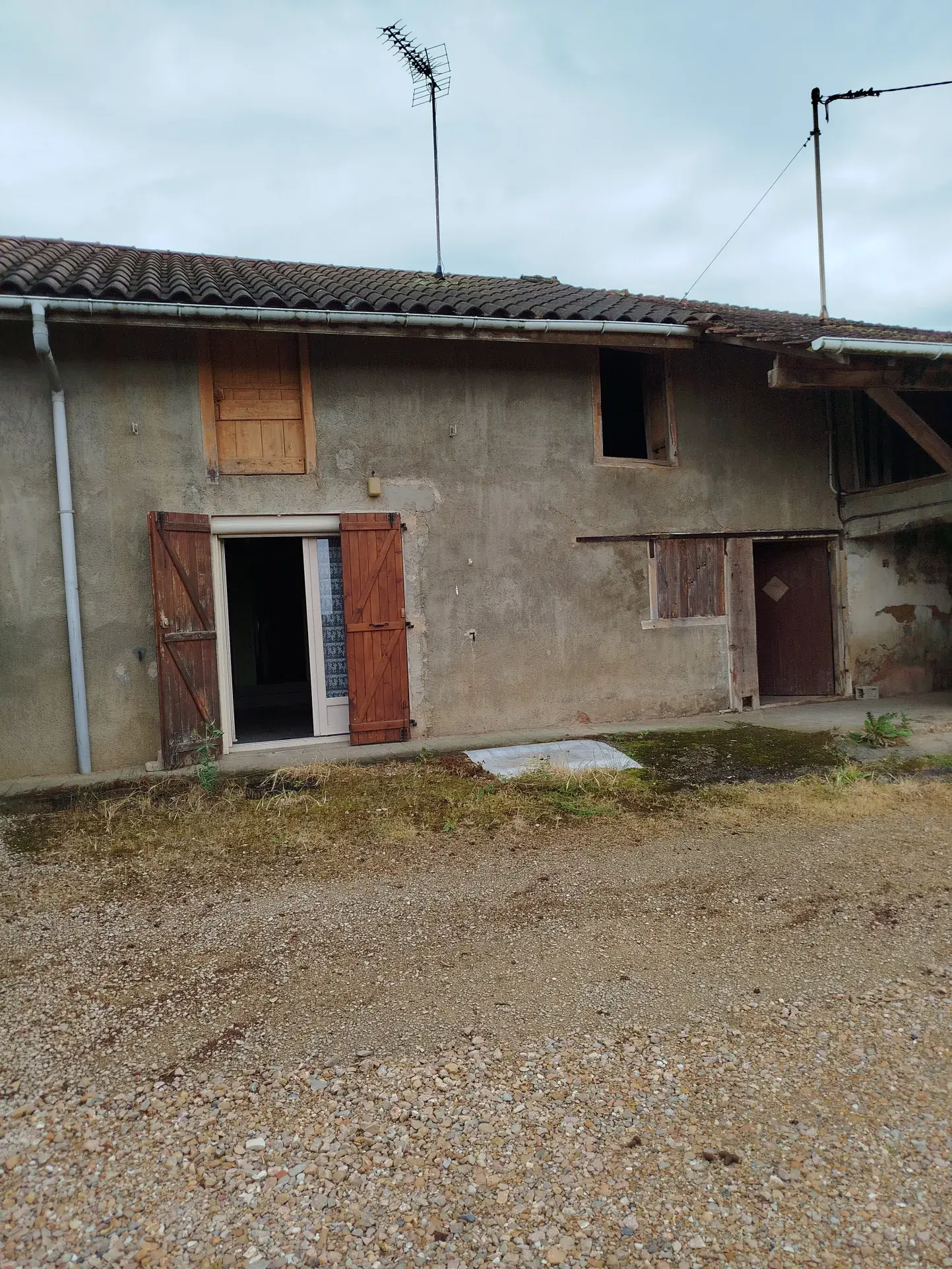 Fermette mitoyenne à rénover avec grandes dépendances dans la campagne, 1500 m² de terrain à St Amour 