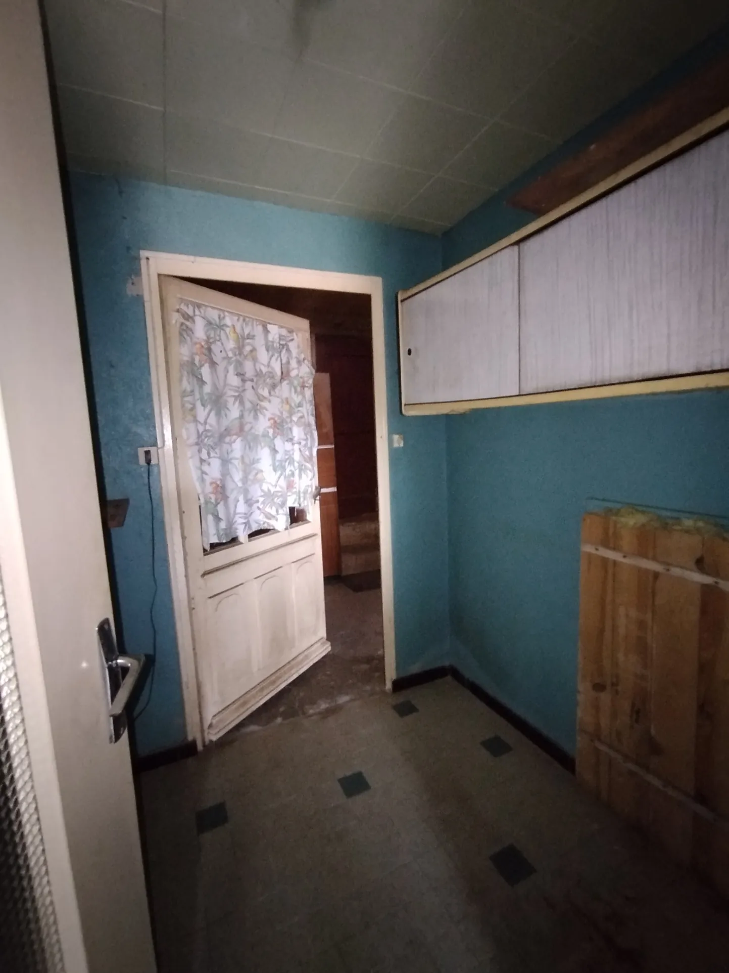 Fermette mitoyenne à rénover avec grandes dépendances dans la campagne, 1500 m² de terrain à St Amour 