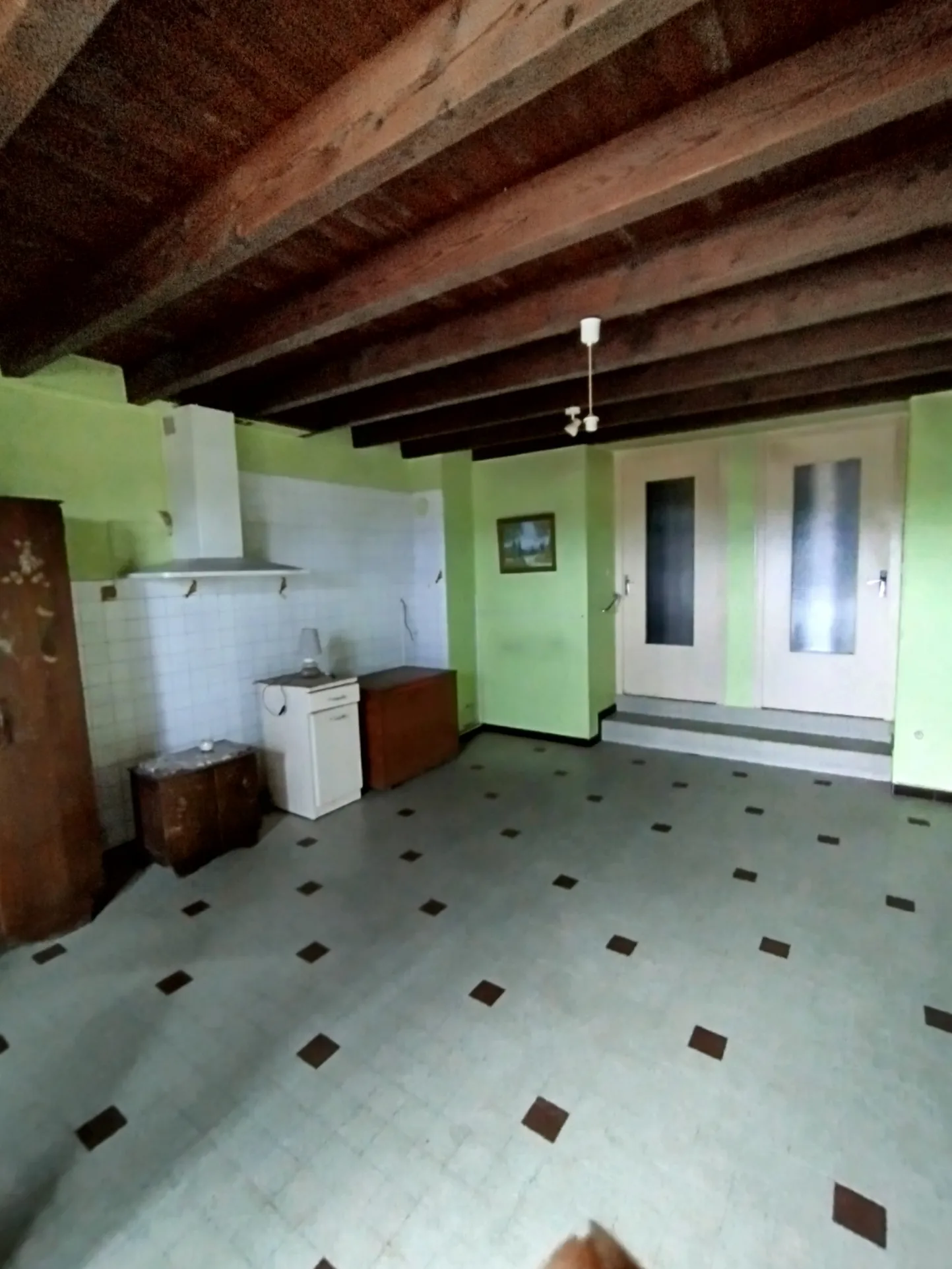 Fermette mitoyenne à rénover avec grandes dépendances dans la campagne, 1500 m² de terrain à St Amour 