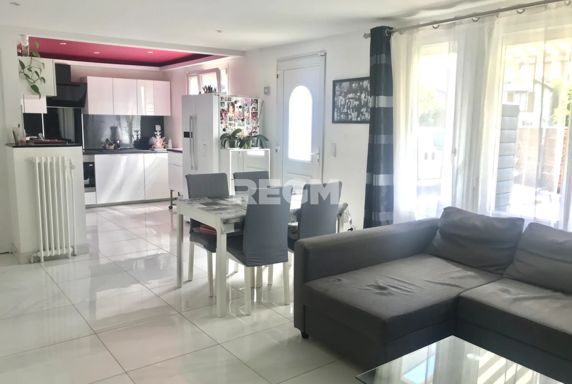 Belle maison de plain-pied avec sous-sol, dépendances et piscine à Soisy-sur-Ecole 
