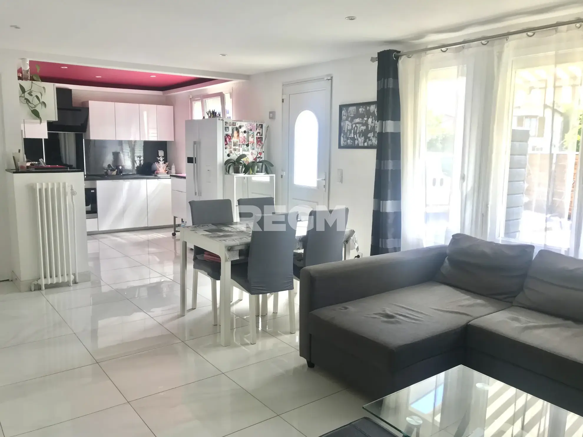 Belle maison de plain-pied avec sous-sol, dépendances et piscine à Soisy-sur-Ecole 