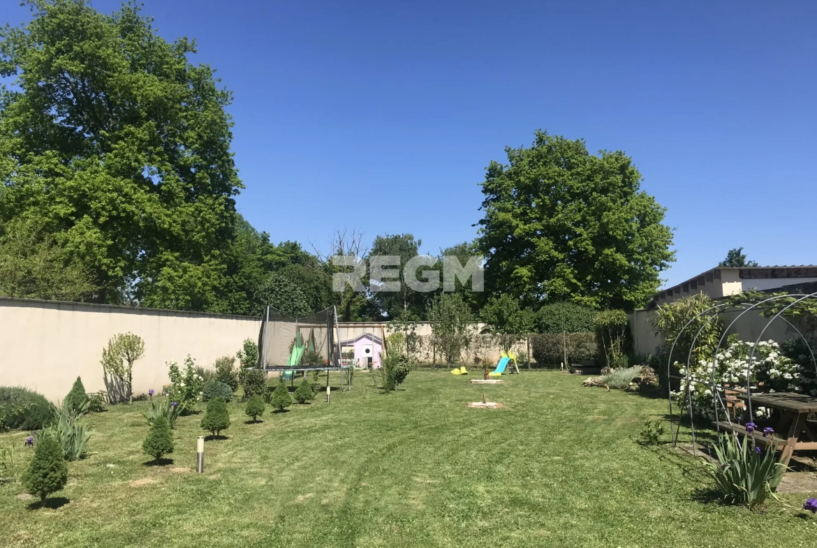 Belle maison de plain-pied avec sous-sol, dépendances et piscine à Soisy-sur-Ecole 