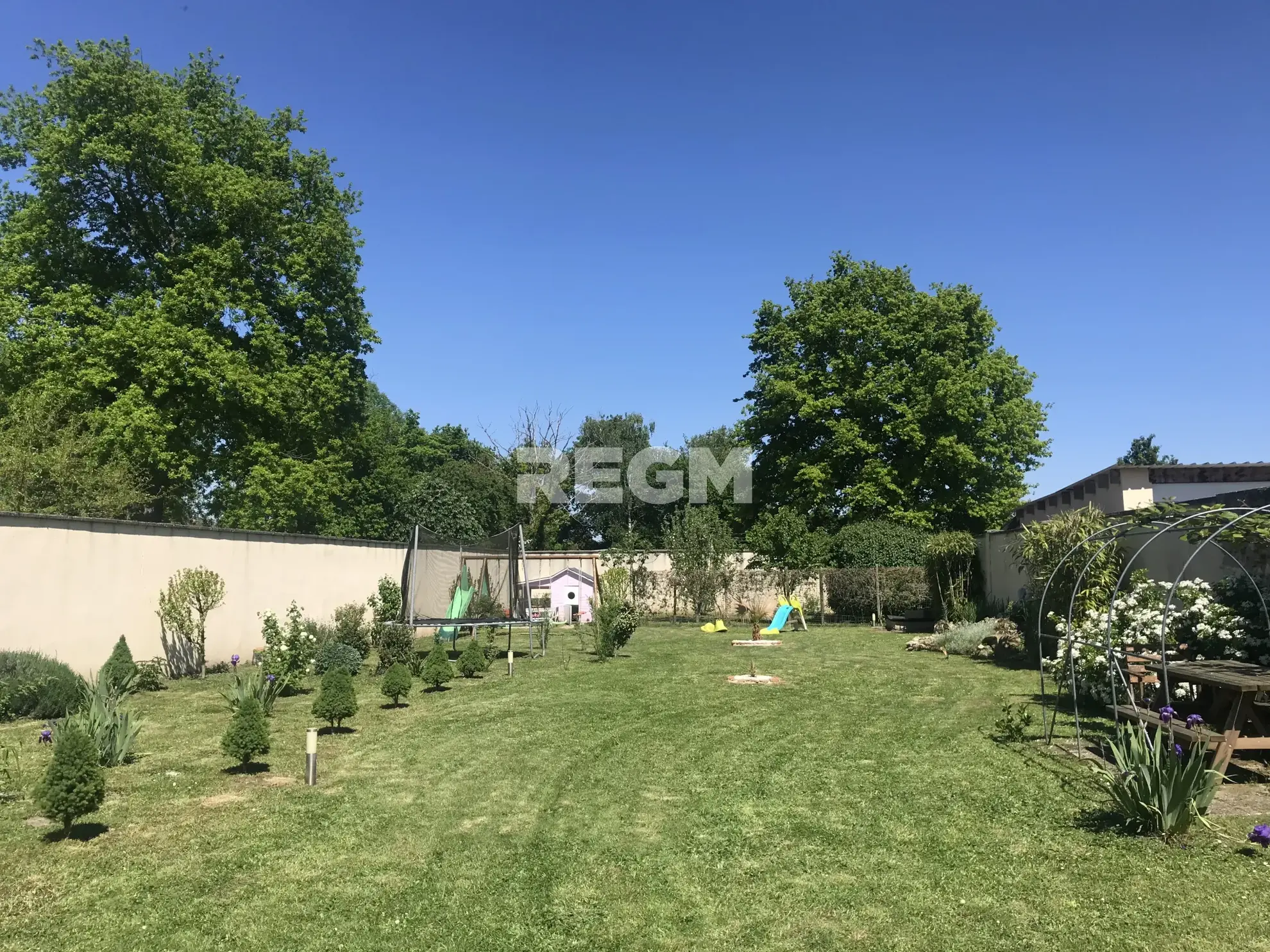 Belle maison de plain-pied avec sous-sol, dépendances et piscine à Soisy-sur-Ecole 
