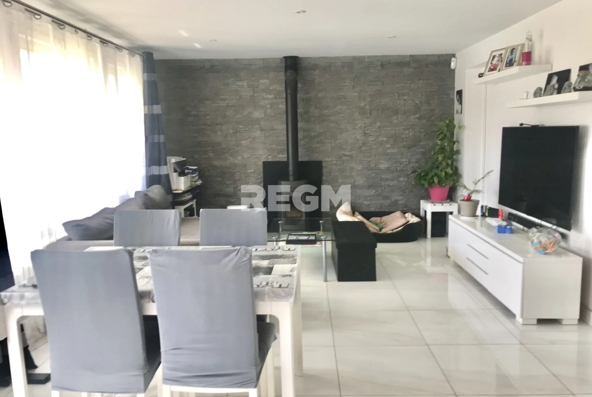 Belle maison de plain-pied avec sous-sol, dépendances et piscine à Soisy-sur-Ecole 