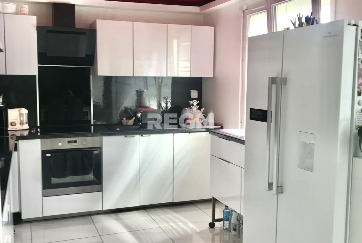 Belle maison de plain-pied avec sous-sol, dépendances et piscine à Soisy-sur-Ecole 