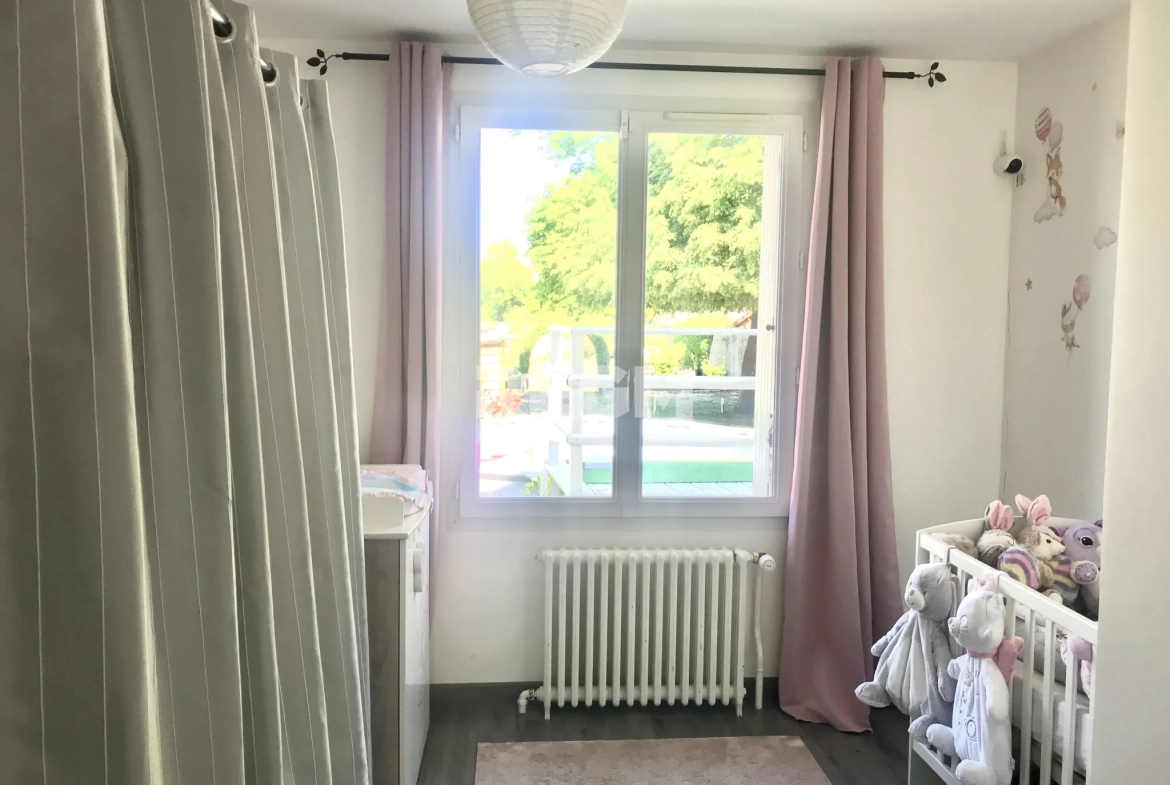Belle maison de plain-pied avec sous-sol, dépendances et piscine à Soisy-sur-Ecole 
