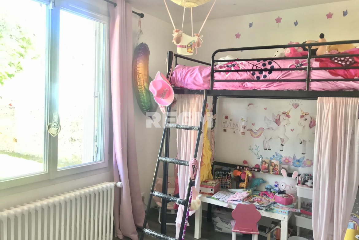 Belle maison de plain-pied avec sous-sol, dépendances et piscine à Soisy-sur-Ecole 