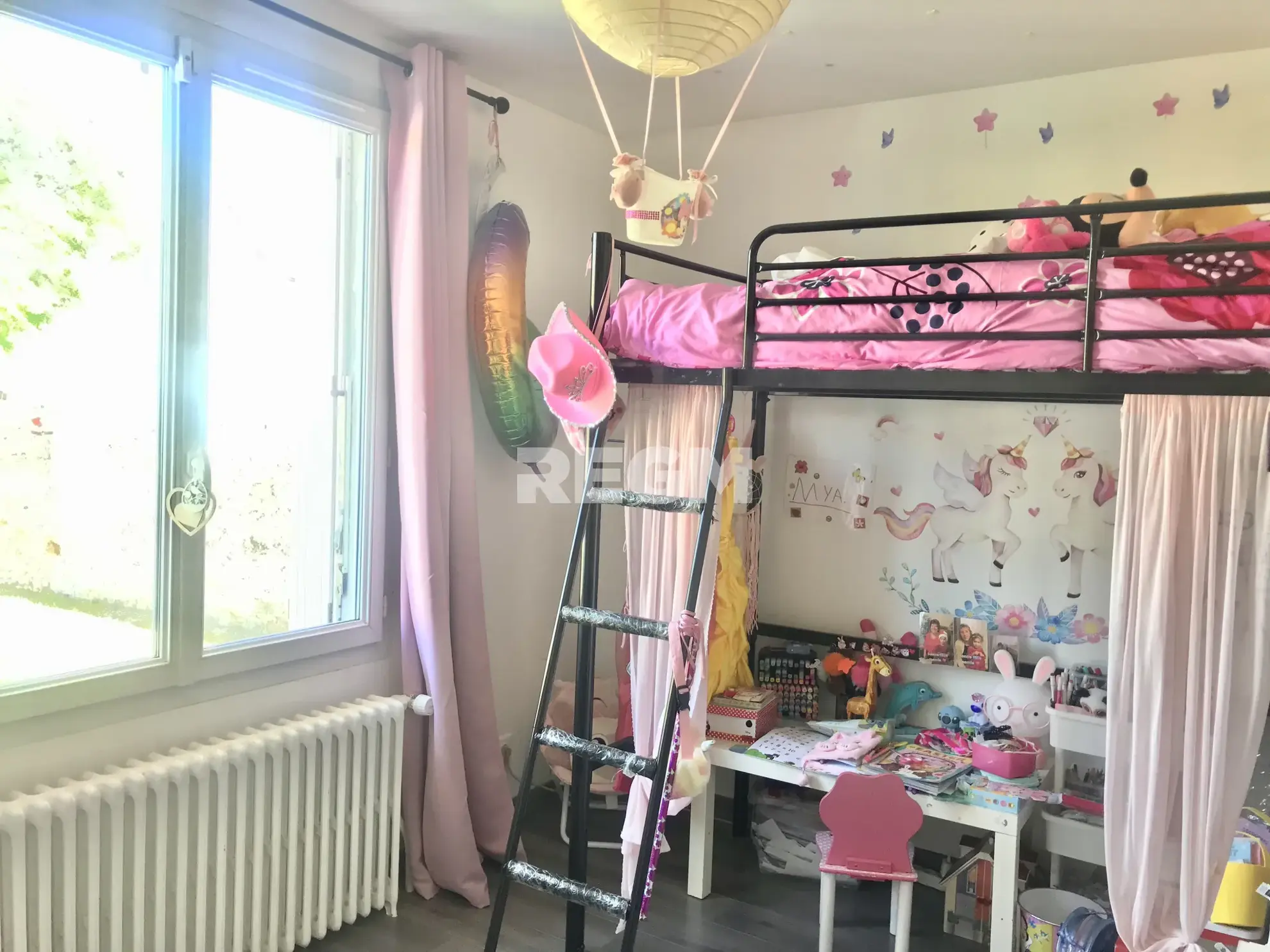 Belle maison de plain-pied avec sous-sol, dépendances et piscine à Soisy-sur-Ecole 