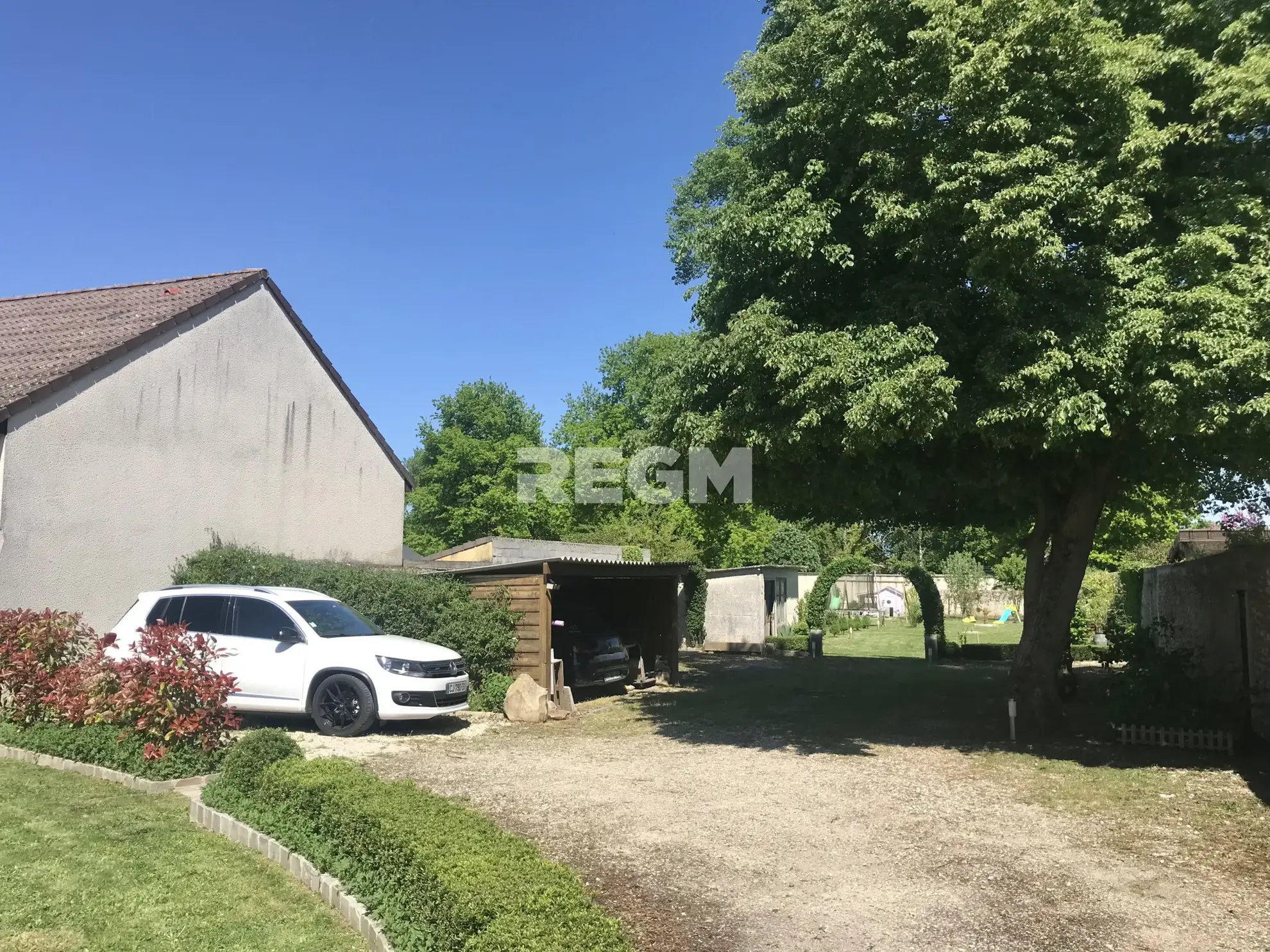 Belle maison de plain-pied avec sous-sol, dépendances et piscine à Soisy-sur-Ecole 