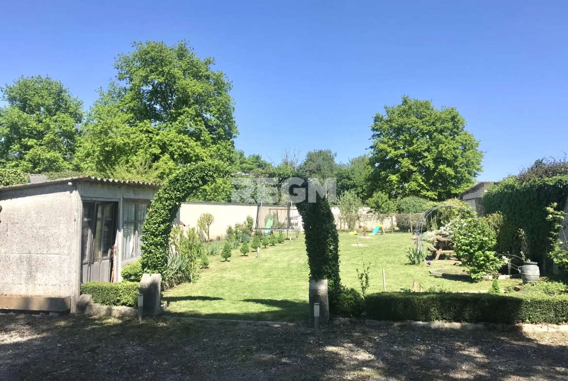 Belle maison de plain-pied avec sous-sol, dépendances et piscine à Soisy-sur-Ecole 