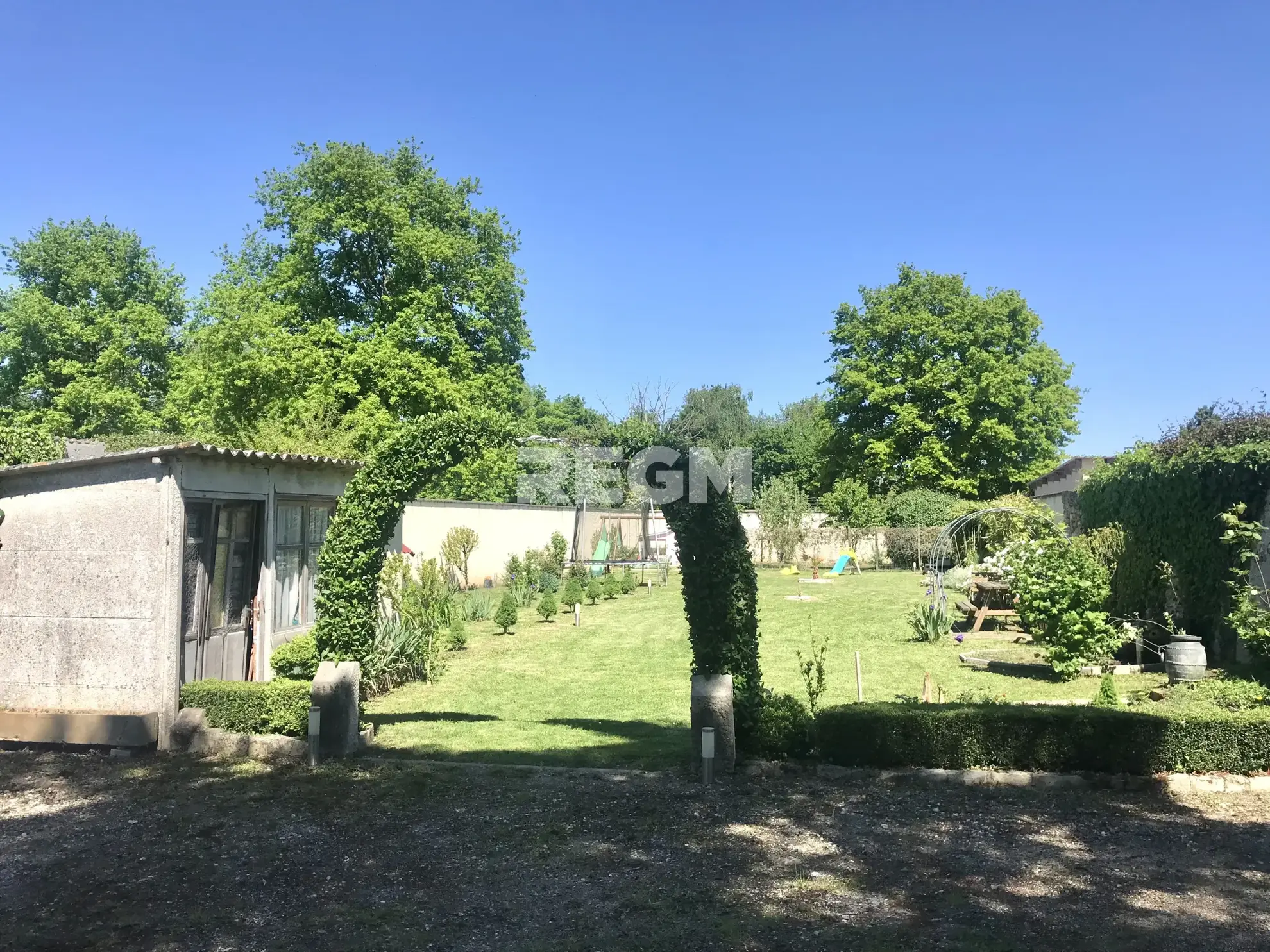 Belle maison de plain-pied avec sous-sol, dépendances et piscine à Soisy-sur-Ecole 
