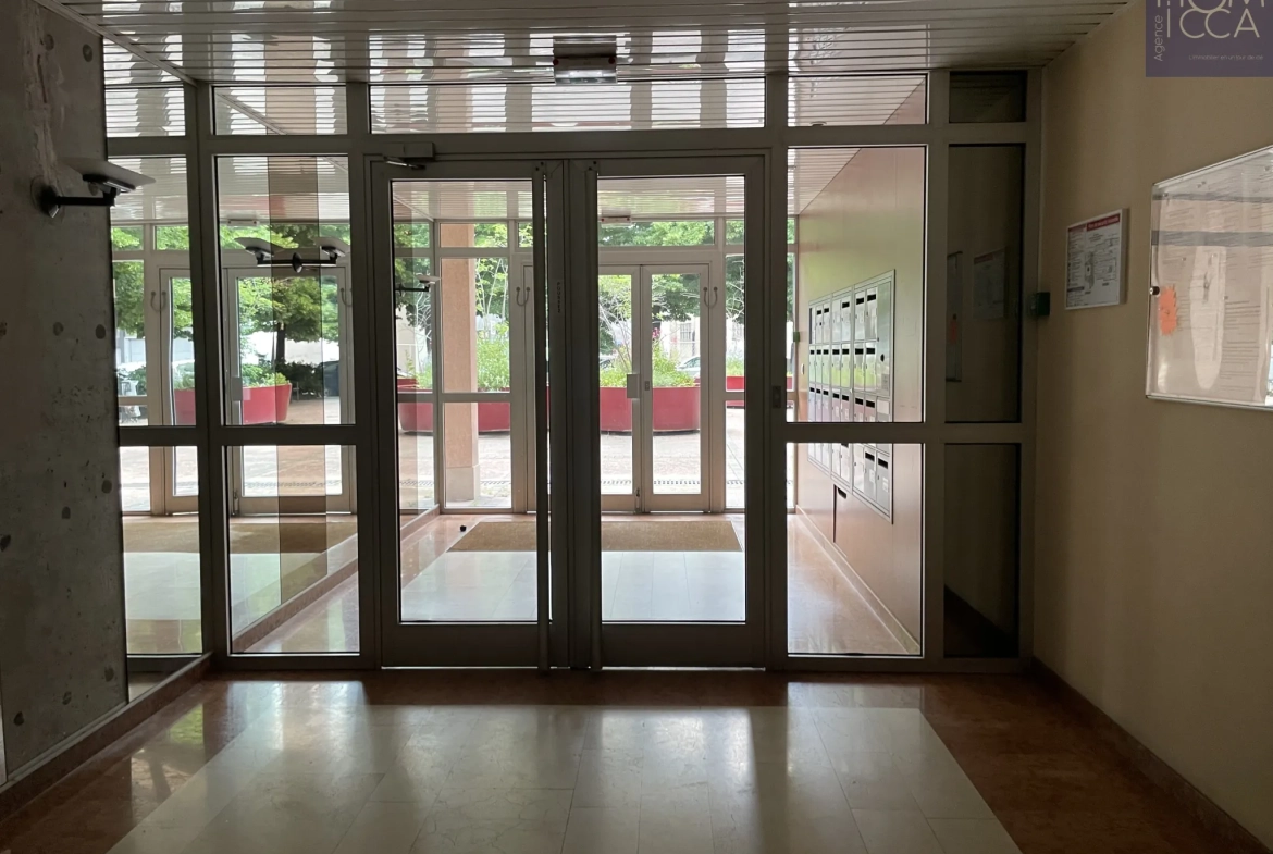 Comme neuf, T2 lumineux de 52,54 m² avec balcon, cave et garage à Villeurbanne, proximité métro Charpennes 