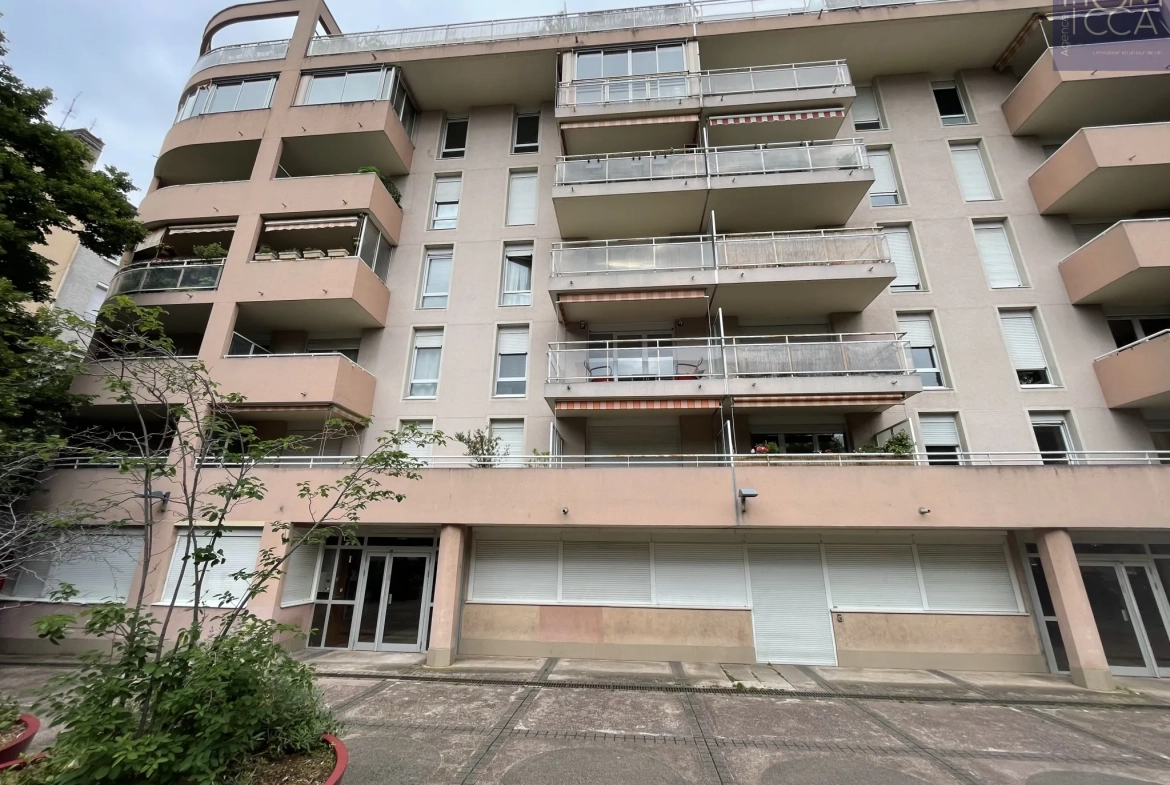 Comme neuf, T2 lumineux de 52,54 m² avec balcon, cave et garage à Villeurbanne, proximité métro Charpennes 